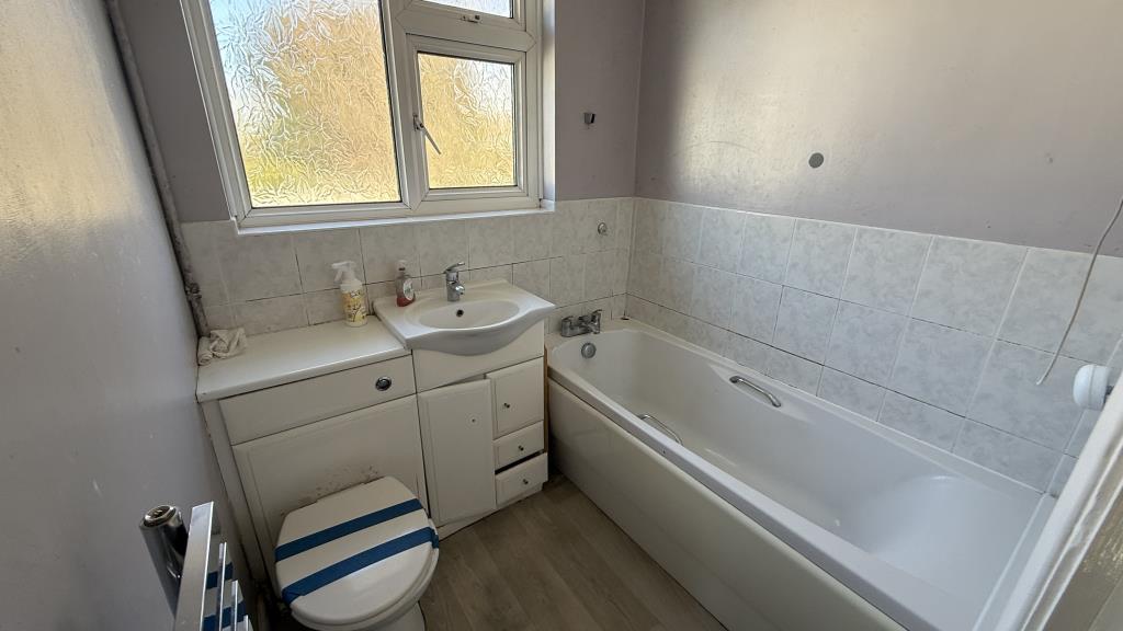 Lot: 127 - VACANT SEMI-DETACHED HOUSE AND ANNEXE - Internal view of main bathroom upstairs